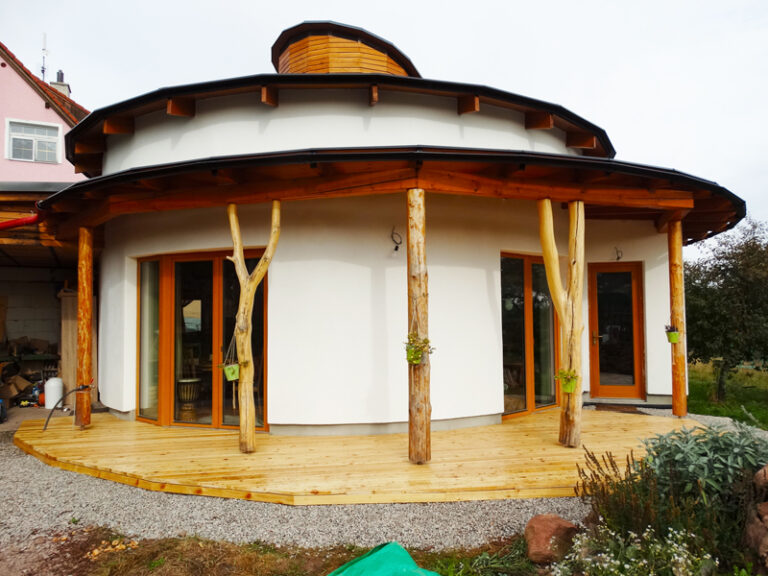 Kruhová rámová dřevostavba (slamák) - Hluboké Dvory